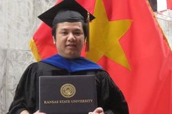 Từ thí sinh trượt đại học đến giáo sư Vật lý ở Mỹ