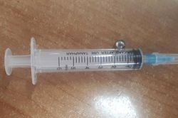 Bé trai 13 tuổi nhập viện vì nhét bi sắt vào tai