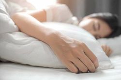 Tại sao có hiện tượng tê tay khi ngủ?