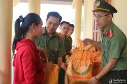 Công an Nghệ An trao quà cho người dân và lực lượng vũ trang huyện Kỳ Sơn
