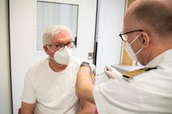 Tổng thống Đức được tiêm mũi vaccine AstraZeneca đầu tiên