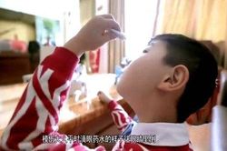 Bé 2 tuổi uống nhầm keo 502, mẹ thông thái cứu con thoát khỏi nguy hiểm trong gang tấc