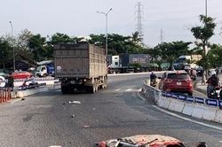 Người đàn ông tử vong khi chạy xe máy vào làn ô tô