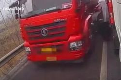 Người đàn ông suýt bị xe bồn tông khi chui từ gầm xe ra