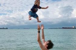 Hoảng hốt trước hành động tung con lên trời của chồng Á hậu Hoàng Oanh, cộng đồng mạng tranh cãi