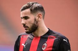 Hậu vệ Milan mắc sai lầm ngớ ngẩn