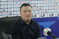 HLV Trương Việt Hoàng giải tỏa áp lực sau trận thắng Sài Gòn