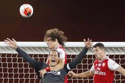 Arsenal và Liverpool khủng hoảng lực lượng trước đại chiến