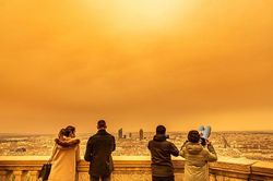 Bụi sa mạc Sahara phủ sắc lạ chưa từng có trên bầu trời