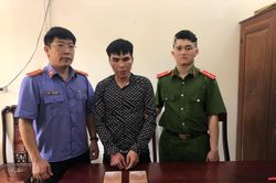 Đối tượng mang 2 bánh heroin tấn công lực lượng vây bắt