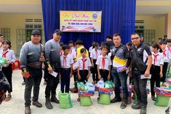 Trao 90 phần quà cho học sinh khó khăn huyện Cam Lâm