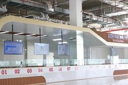 Bến xe Miền Đông mới vắng vẻ, nhưng xe dù tấp nập đón khách