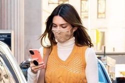 Nhìn Kendall Jenner mặc gì là biết món đồ nào sắp lên ngôi, có cả áo 'đụng hàng' Jennie!