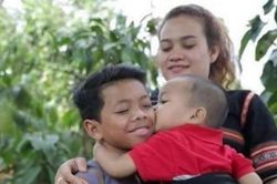 Những người con của núi xóa bỏ lời nguyền 'mẹ chết con phải chôn theo'
