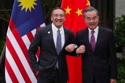 Ngoại trưởng Malaysia bị chỉ trích vì gọi Ngoại trưởng Trung Quốc là 'anh'