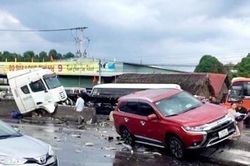 Hai cuộn thép hàng chục tấn rơi xuống đường