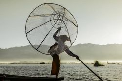 Khám phá cuộc sống yên bình của người dân trên hồ Inle, Myanmar