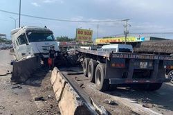 Cuộn thép rơi xuống đường, ô tô leo dải phân cách trên quốc lộ 51