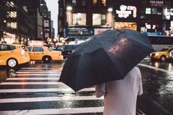 Tự cầm ô đi qua mưa gió cuộc đời