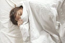'Rùng mình' trước hậu quả vô cùng nghiêm trọng của thói quen trùm chăn kín đầu khi ngủ