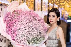 Lệ Quyên khoe ảnh mừng sinh nhật tại phòng trà của chồng cũ
