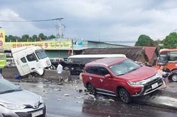 Cuộn thép rơi xuống đường, 2 xe tông dải phân cách
