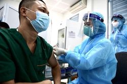 Ba người đàn ông trở về từ nước ngoài mắc COVID-19