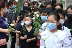 Bạn học mang hoa hồng trắng tiễn biệt bé gái 10 tuổi tử vong trong vụ cháy kinh hoàng ở Hà Nội