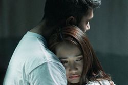 Phim 'Song song': Một cách kể chuyện ly kỳ, hại não