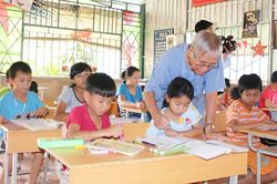 'Việc nhỏ' của ông giáo tuổi bát thập