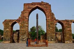 Điều khó tin về cột sắt Delhi khổng lồ 1.600 tuổi ở Ấn Độ