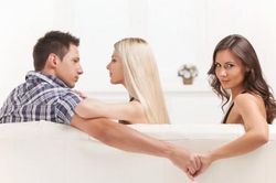 Từng bước một, cô hàng xóm trẻ đẹp lập mưu 'cướp trắng' chồng tôi
