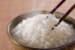3 lỗi sai cơ bản khi ăn cơm gây hại dạ dày