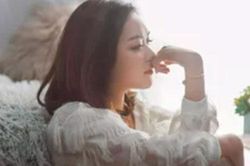 Khuyên chị dâu đừng ly hôn, chị ấy bật khóc đưa ra một thứ khiến cả nhà tôi bối rối