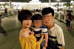 Nghi bị 'cắm sừng', chồng đâm vợ ngay trước mặt 2 con trai