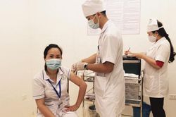 Tiêm chủng vắc xin phòng COVID-19 tại tuyến huyện