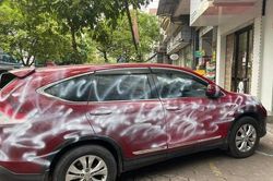 Đỗ chắn cửa hàng, ô tô Honda CR-V bị phun sơn loang lổ
