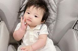Con gái 6 tháng tuổi của Đông Nhi đã biết làm điệu, nhìn gương mặt ai cũng nhận xét giống Ông Cao Thắng y đúc