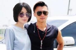 Tạ Đình Phong nắm tay Vương Phi trên phố