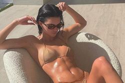 Cơ bụng 6 múi của Kendall Jenner