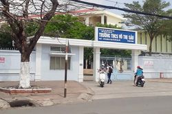 Nam sinh lớp 7 nhảy từ tầng 2 xuống sân trường
