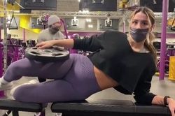 Cô gái Mỹ phát hiện bị chụp lén qua gương ở phòng gym