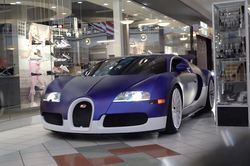 Mỹ: Siêu xe Bugatti Veyron thua Nissan GT-R tại cuộc đua trong trung tâm thương mại