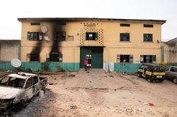 Tấn công nhà tù ở Nigeria, hơn 1.800 tù nhân trốn thoát