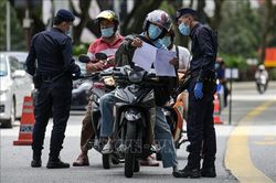 Malaysia triệt phá băng nhóm làm giả giấy phép nhập cảnh và làm việc