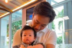 Cường Đô La đúng chuẩn 'chồng nhà người ta': Sáng làm doanh nhân quyền lực, chiều về bế con cho vợ