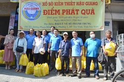 Trao 400 phần quà cho người bán vé số dạo tại Trà Vinh