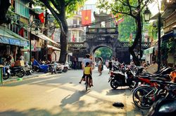 Người đàn ông hàng chục năm lặng lẽ canh giữ cửa ô cuối ở Hà Nội: 'Với tôi nơi đây như mái nhà của mình'
