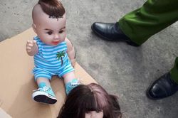 Cô gái 24 tuổi ở Cần Thơ nuôi hơn 70 con búp bê trong nhà, nghi là Kumanthong