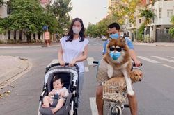 Đông Nhi bị fan nhắc nhở vì Winnie không đeo khẩu trang, kề sát thú cưng hàng xóm không đảm bảo an toàn